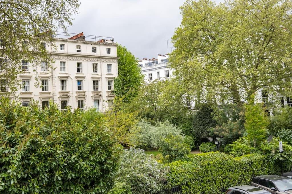 West Oasis - Escape From Chaos * Londra